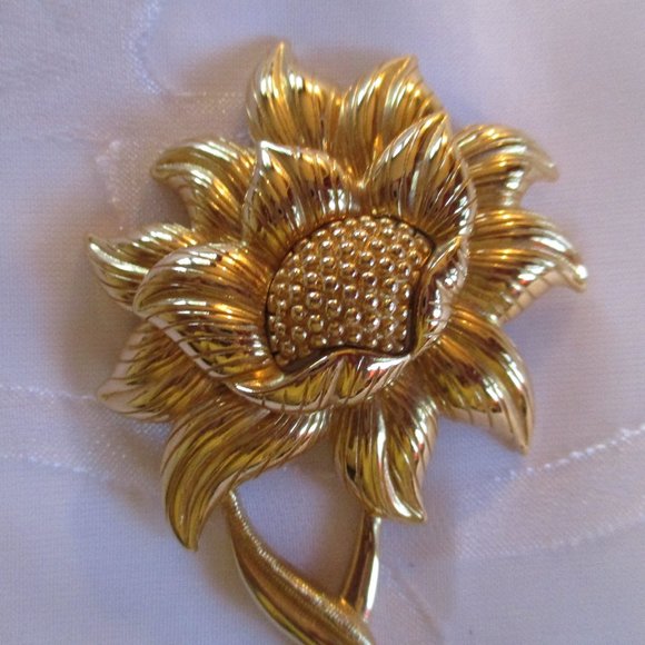 MONET GOLD FLOWER VINTAGE BROOCH - NWOT - Picture 2 of 6